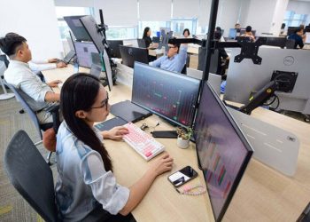 Thanh khoản chứng khoán giảm mạnh trước kỳ nghỉ lễ
