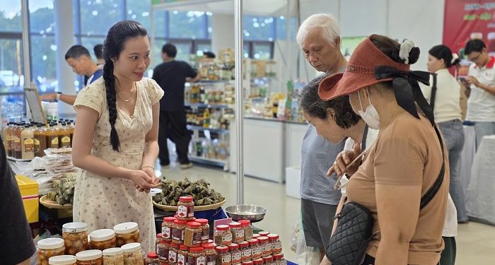 Hàng giá rẻ bủa vây trên “chợ điện tử”, hàng Việt giữ khách bằng gì?