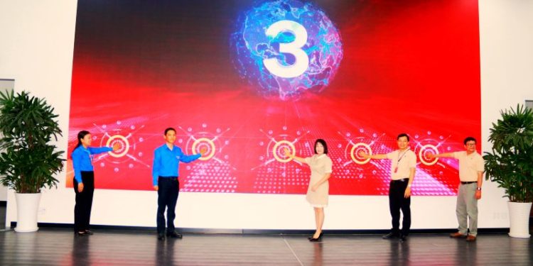 Sinh viên tìm hiểu cơ hội việc làm tại “Ngày hội tuyển dụng – việc làm” năm 2026